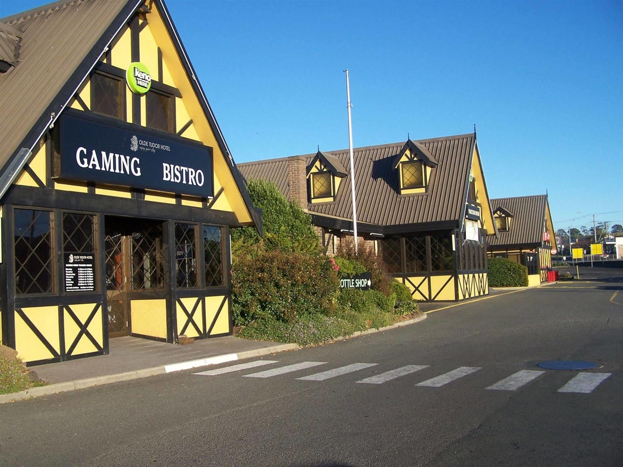 Olde Tudor Hotel ลอนเชสตัน ภายนอก รูปภาพ